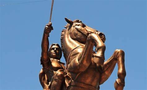 Премахнаха паметника на Александър Македонски от летището в Скопие