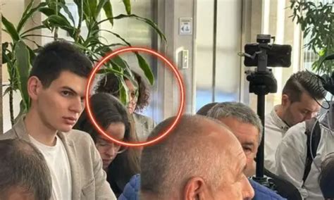 Специално прикритие? Антоанета Цонева смени Настимир Ананиев зад фикуса ...