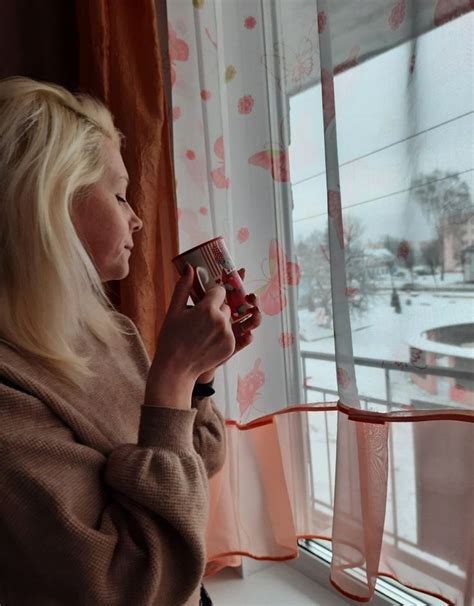 У окна....