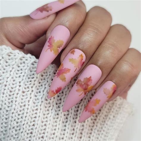 16 Fall Leaf Nail Art Designs That'll Put You In An Autumnal Mood