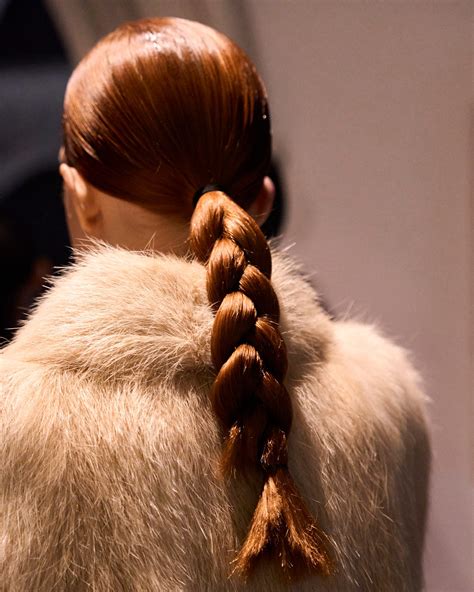 A professional guide to the most flattering hairstyles for frizzy hair 36