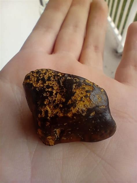 Can someone help to figure out whats this : r/Minerals