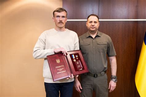 Зеленский присвоил звание «Герой Украины» командирам «Азова»