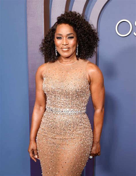 angela bassett glitters  red carpet  governors awards