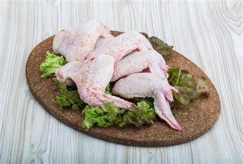 Raw chicken wings 7663498 Stock Photo at Vecteezy