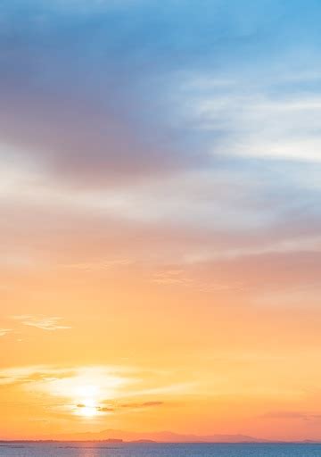 Fondo vertical del cielo del atardecer después de la puesta del sol en ...