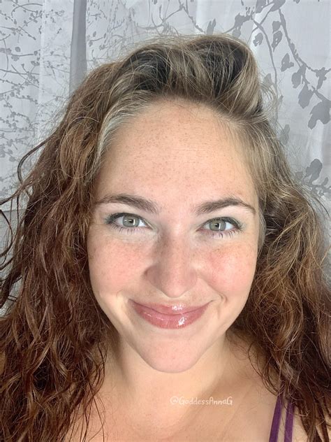 Happy Sunday from this green-eyed Goddess : r/DemEyesDoe