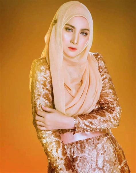 JUE AZIZ Terserlah Cantik Sejak Berhijab, Wajah Jelitanya Usia 40 Tahun ...