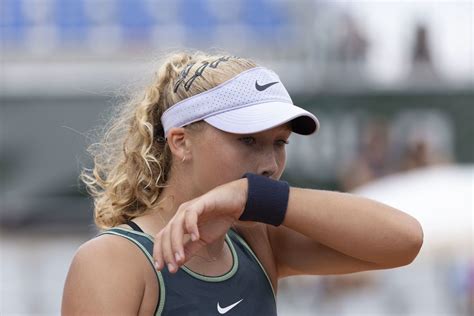 Мирра Андреева уступила Чжэн Циньвэнь в четвертьфинале турнира WTA-1000 ...