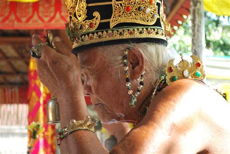 Bacaan Wajib Pendeta Hindu Bali – tatkala.co