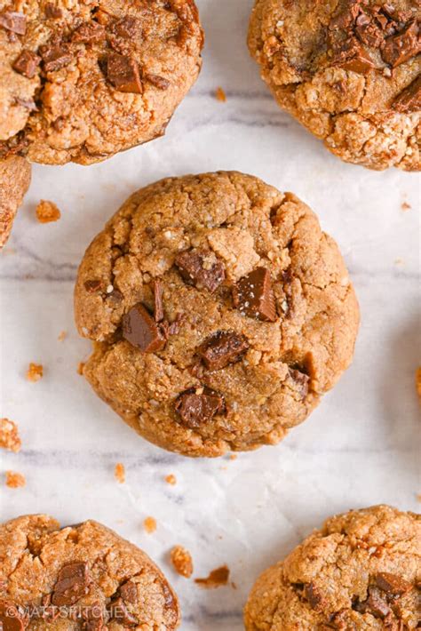 Chocolate Chip Protein Cookies {Healthy & Flourless}