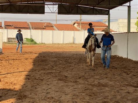 Prefeitura através da APAE oferece tratamento de equoterapia para crianças com deficiência