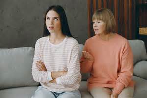 15 Signs Of A Narcissistic Mother Who Ruins Everything