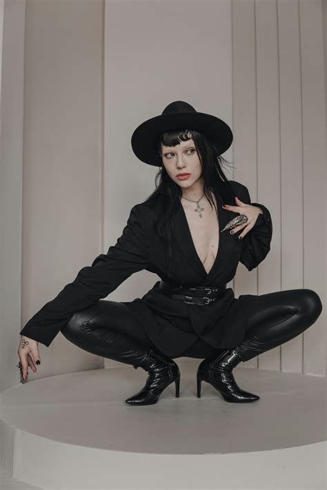 90 000+ najlepszych zdjęć z kategorii: Piękne+kobiety+naga · Do