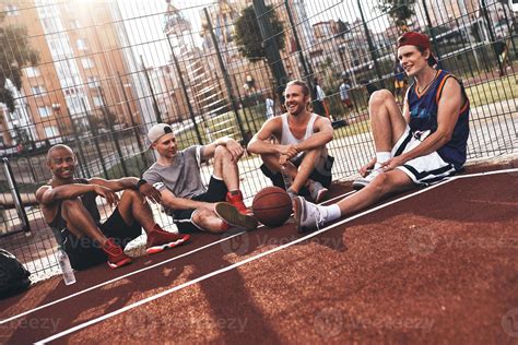 amis quoi qu'il arrive. groupe de jeunes hommes en tenue de sport