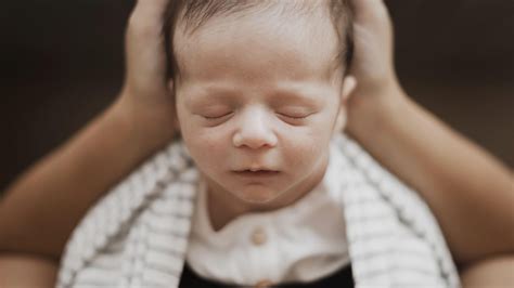 É Normal O Bebê Suar Muito Na Cabeça Quando Dorme - Por que meu bebê suora a cabeça e o que fazer - Mães e filhos