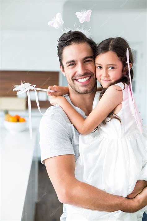 Retrato de padre con hija en traje de hadas | Foto Premium
