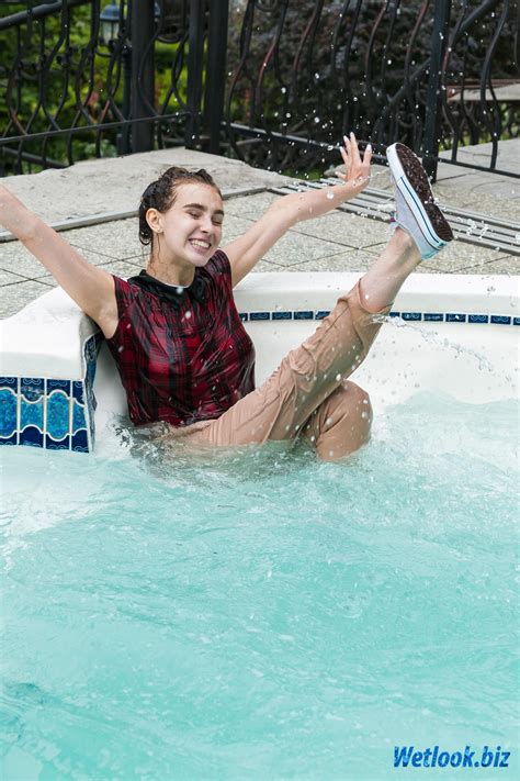 Wetlook sexy girl in office clothes swimming in Pool : r/WetGirlsWetlook
