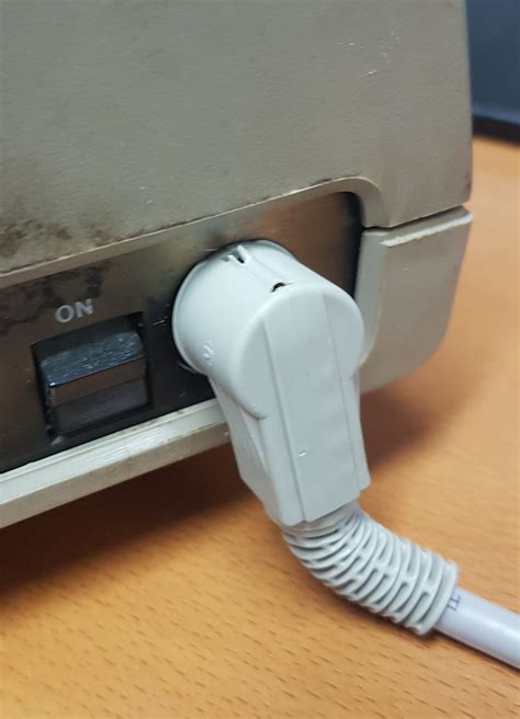 Building an 90° angular power adapter for the C64 – 0xf8.org