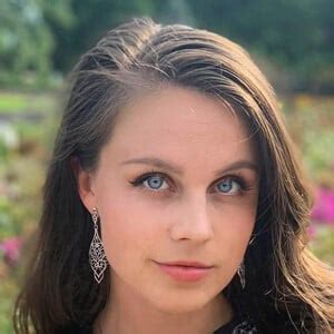 Ekaterina Shelehova - Age, Family, Bio | Famous Birthdays
