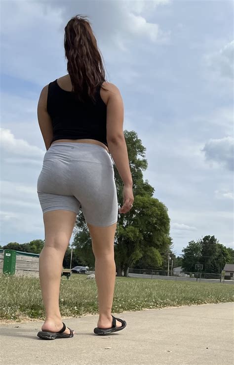Lovely Slim Milf at Park /Nice legs 👀🥵 - Short Shorts & Volleyball - Forum