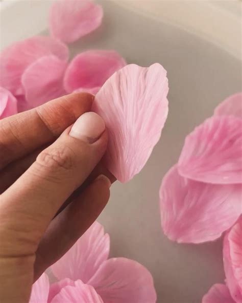 СВЕЧИ-ЦВЕТЫ | ОБУЧЕНИЕ on Instagram: "Лепестки Розы из воска😌🤍" | Craft ...