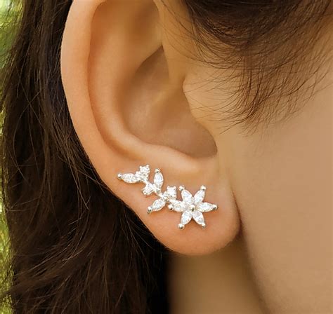 Срібні сережки у вигляді цвіту з білими фіанітами - Dadiverin Jewelry