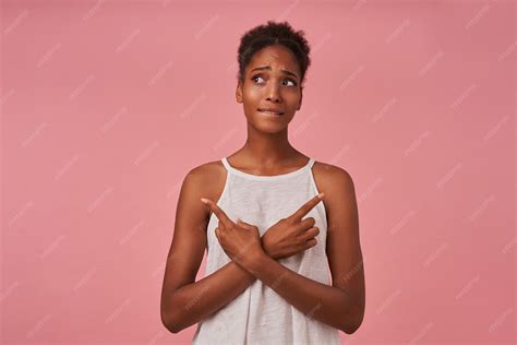 O Que É Desnorteada - Mulher jovem e desnorteada, bonita e cacheada, mordendo o lábio de ...