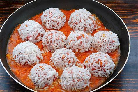 Ежики из фарша с рисом на сковороде с подливкой - рецепт
