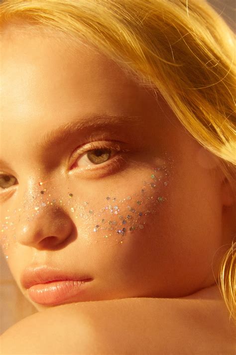 These Glittery Holiday Beauty Looks Will Give You Life