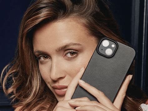 Splash for a Mujjo iPhone 14 Leather Case at 35% Off | iLounge