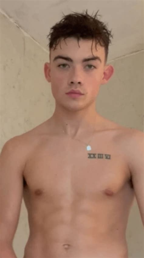 Connor gives you this look in the shower 💦 - wyd? 😏 : r/connxr_r