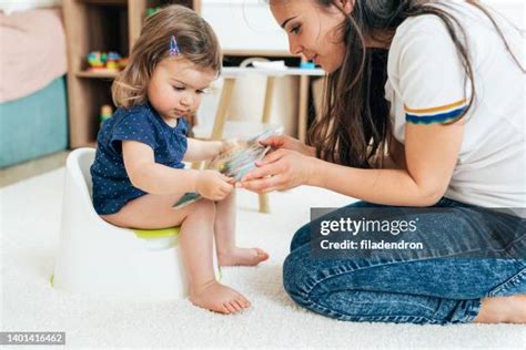 enfant qui fait pipi stock  high res pictures  images