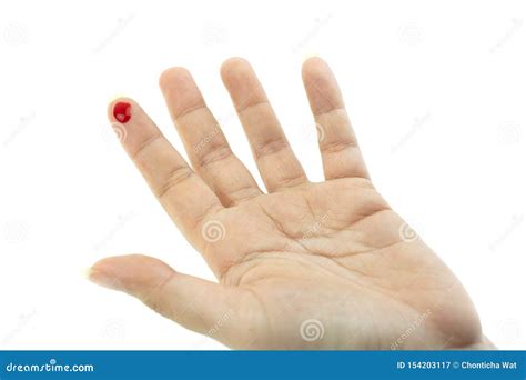 É Normal Sangrar Com O Dedo - Sangue Vermelho De Sangramento Da Ferida Cortada Do Dedo Imagem de ...