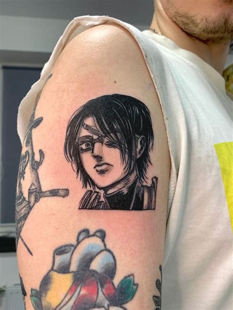 Ханджи Зоэ тату атака титанов hangs zoe tattoo aot | Tatuaggi