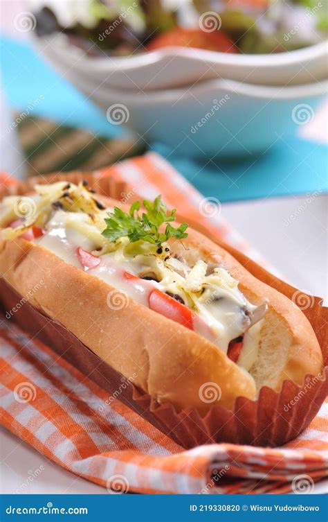 приготовленный хот-дог в булочке с грибом и сыром соусом Стоковое Фото ...