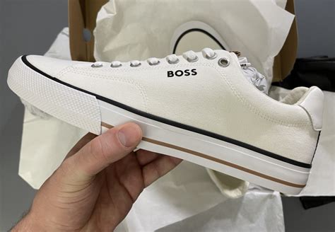 Распаковываю кеды BOSS