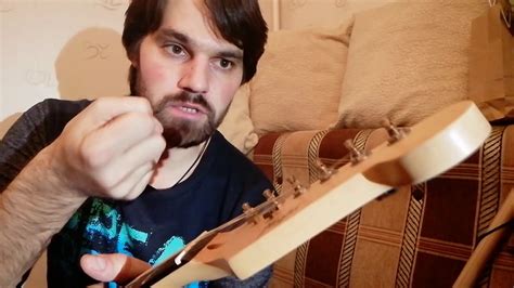 Почему после замены струн гитара не держит строй. Как установить струны ...