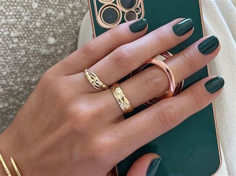 Το κυπαρισσί manicure είναι το νέο μαύρο! 7 chic σχέδια για να αντιγράψεις