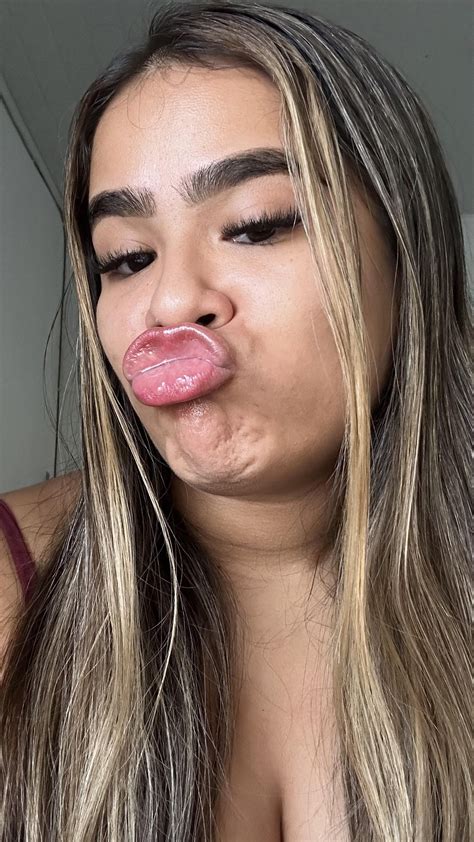 Lip smelling👅 : r/Upperlipsmelling