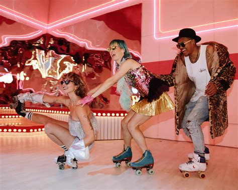 Binnenkort opent een knalroze rollerdisco in Amsterdam-Noord