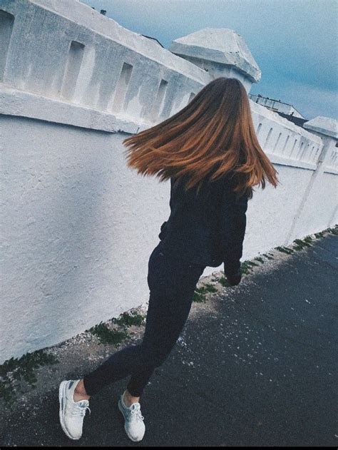 Девушка без лица; светлые волосы