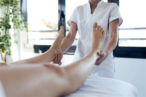 Gravida Pode Fazer Spa Dos Pés - Massagista Que Faz Massagens Os Pés Da Mulher Gravida No Centro Dos ...