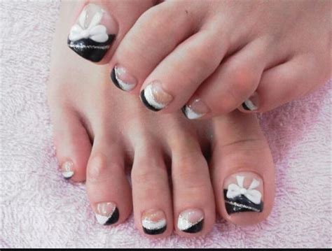 black and white bows toe nail design - FMag.com