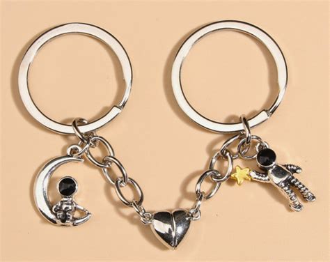 Cute Couple Loving Magnetic Connect Astronaut Keychain Charm Astronaut