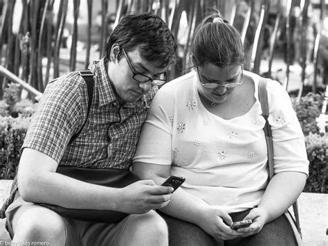 Улични фотографии улавят смъртта в общуването между хората | webstage.bg