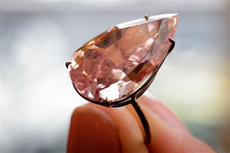Ginevra, il raro diamante rosa 'Unique pink' battuto all'asta per 27 ...