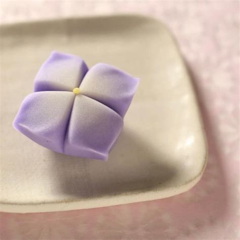 今日の和菓子はねりきり で作った紫陽花です。 ねりきりとは白餡に餅や芋を混ぜて作った和菓子で 茶道 で使われる「主菓子」の一種です。 撮影 用 ...