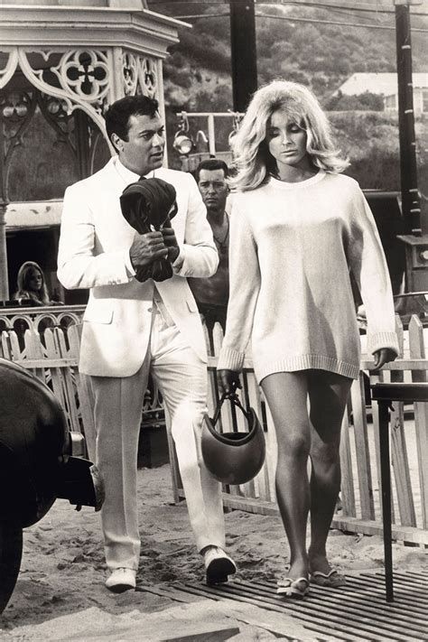 40 Vintage Photos of Celebrities at the Beach