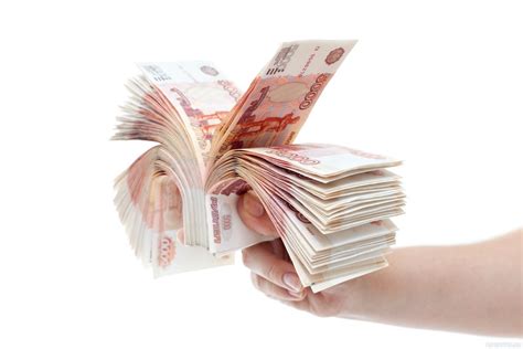 Толстая стопка пятитысячных купюр в руке — Авы и картинки